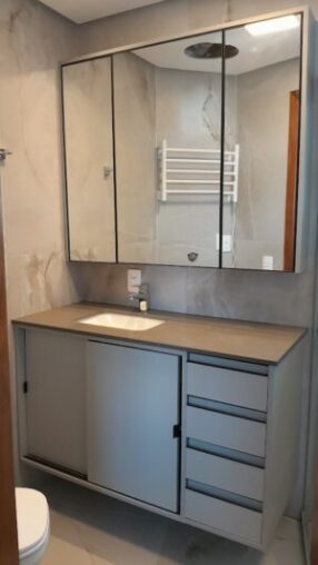 Pilo 6 banheiro com portas correr e puxador cava preto mdf cor cinza original bomfim porto alegre e1782484181766