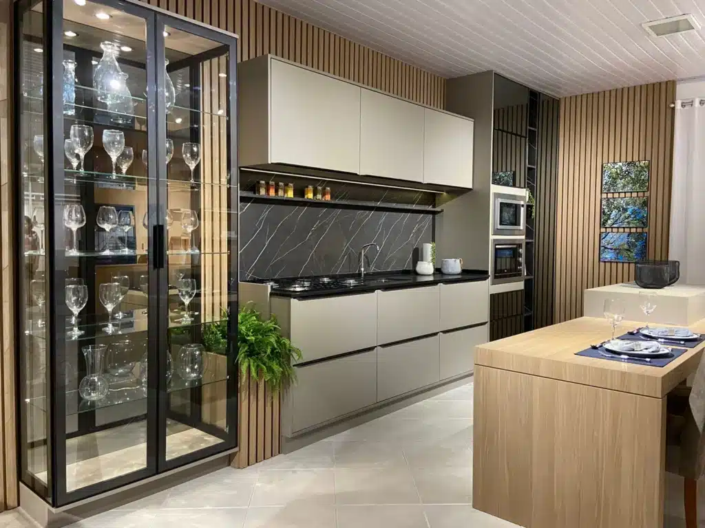 cozinha com ilha e cristaleira moderna moveis planejados porto alegre 3