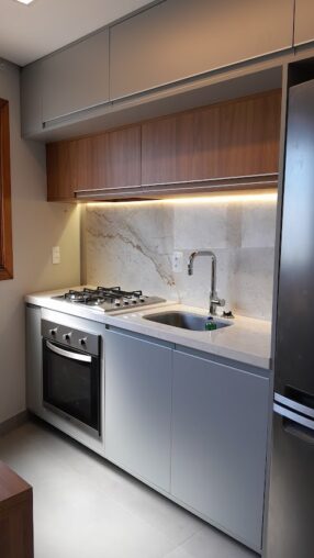 Pilo 4 cozinha mdf cinza original com mdf freijo cliente bomfim puxador cava porto alegre 1 e1782484145357